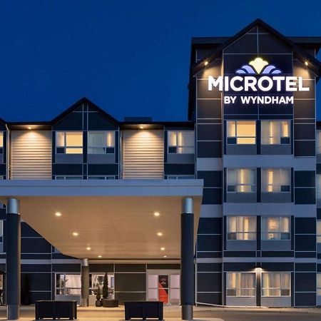 Microtel Inn And Suites By Wyndham Weyburn Экстерьер фото