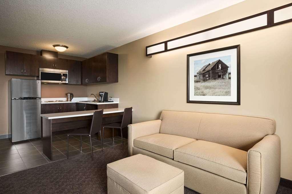 Microtel Inn And Suites By Wyndham Weyburn Номер фото