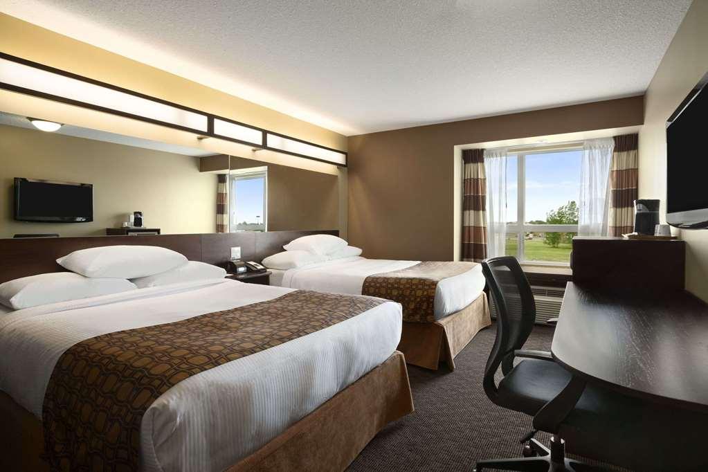 Microtel Inn And Suites By Wyndham Weyburn Номер фото