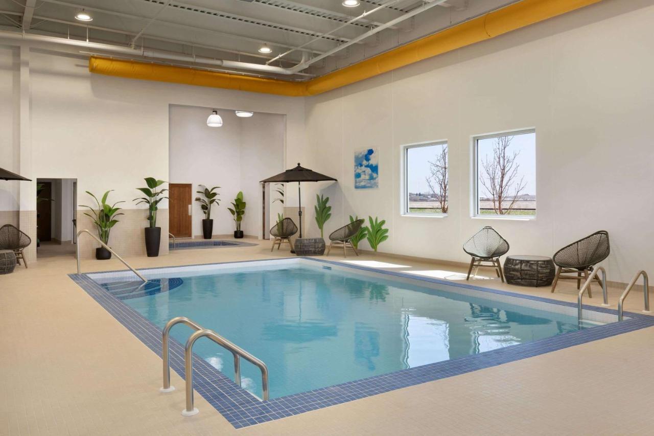 Microtel Inn And Suites By Wyndham Weyburn Экстерьер фото