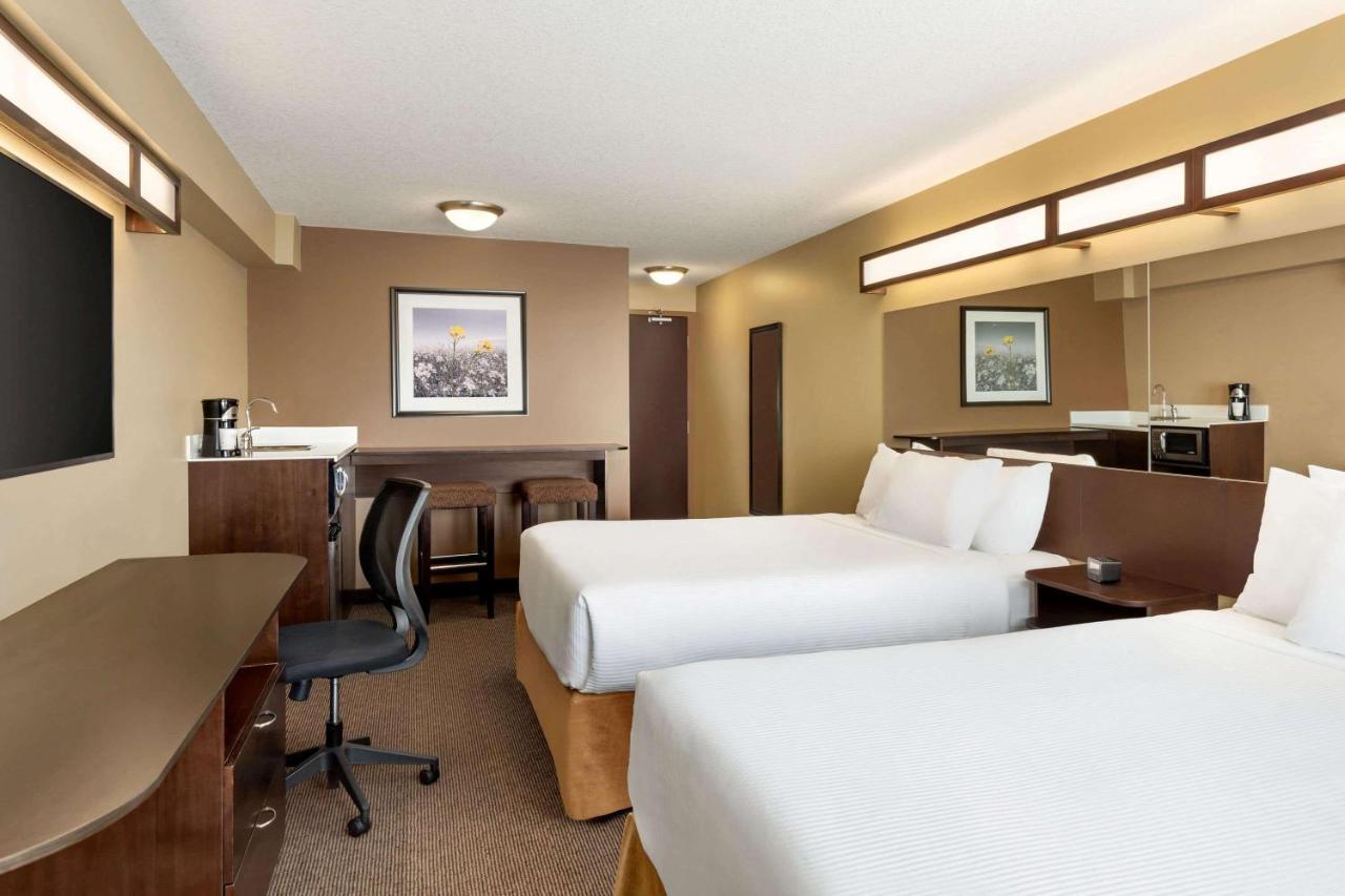 Microtel Inn And Suites By Wyndham Weyburn Экстерьер фото