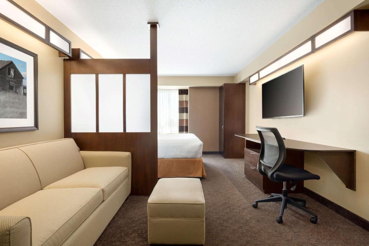 Microtel Inn And Suites By Wyndham Weyburn Экстерьер фото