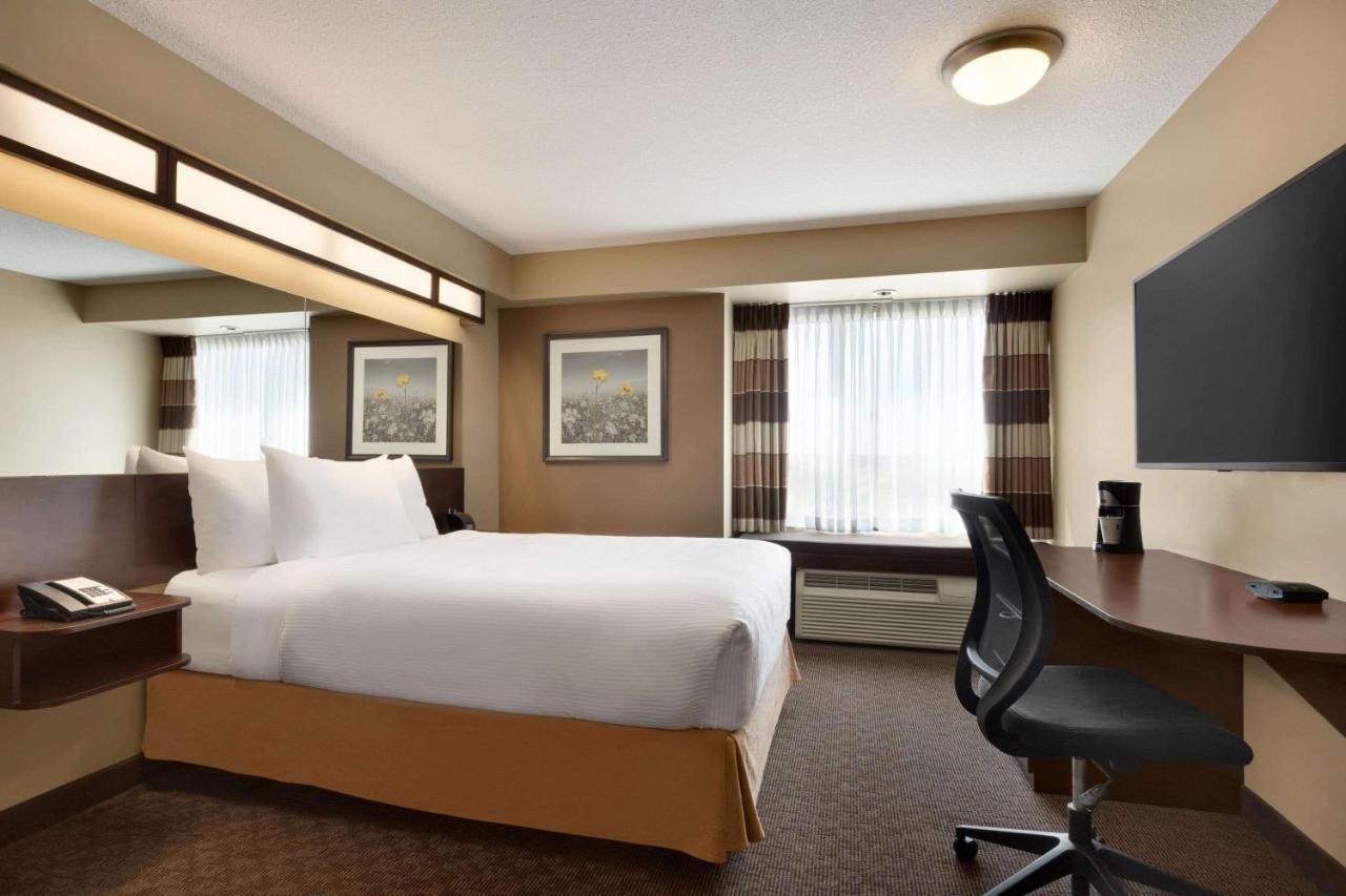 Microtel Inn And Suites By Wyndham Weyburn Экстерьер фото