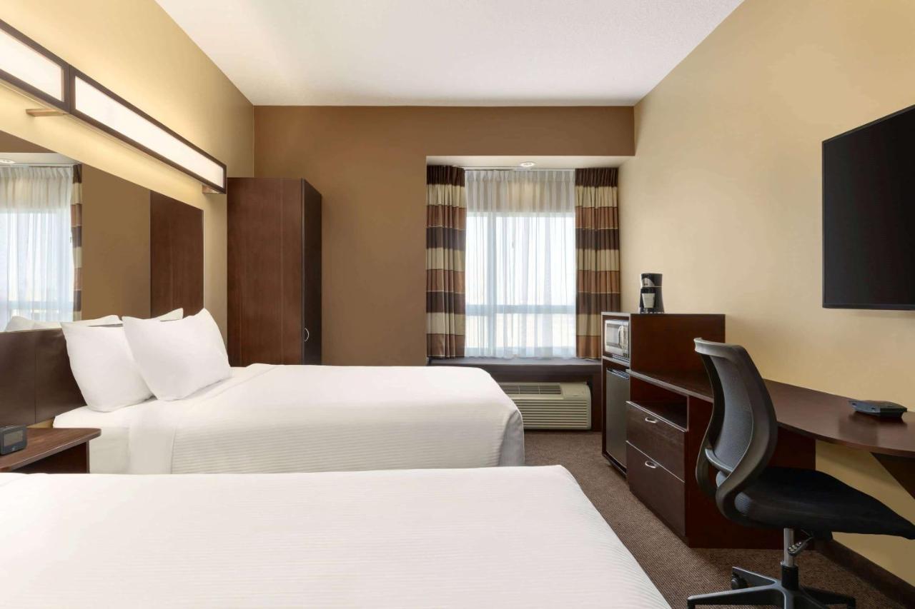 Microtel Inn And Suites By Wyndham Weyburn Экстерьер фото