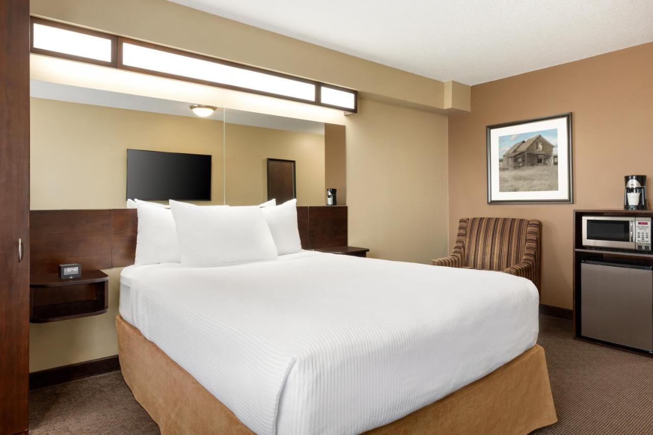 Microtel Inn And Suites By Wyndham Weyburn Экстерьер фото