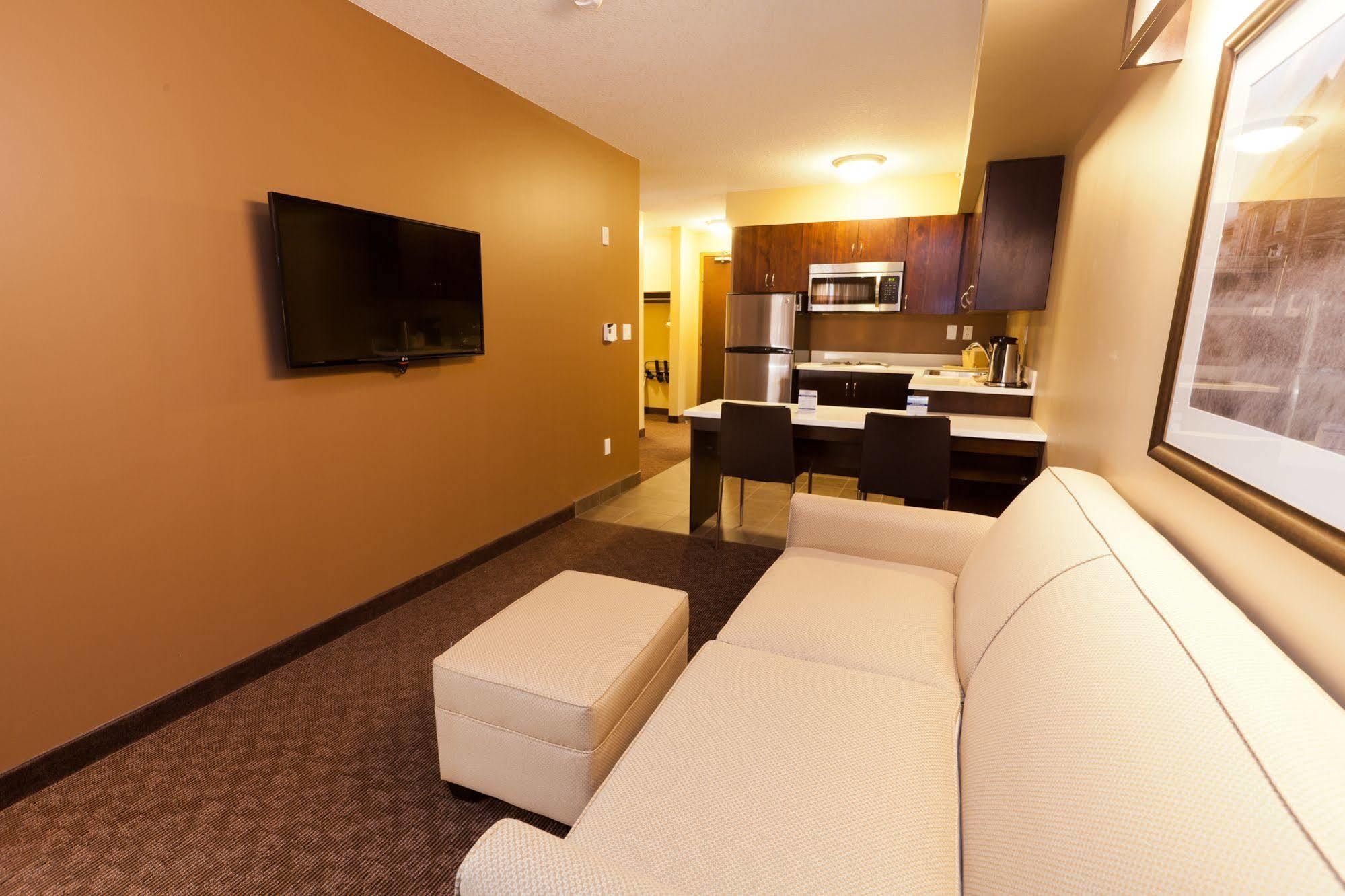 Microtel Inn And Suites By Wyndham Weyburn Экстерьер фото