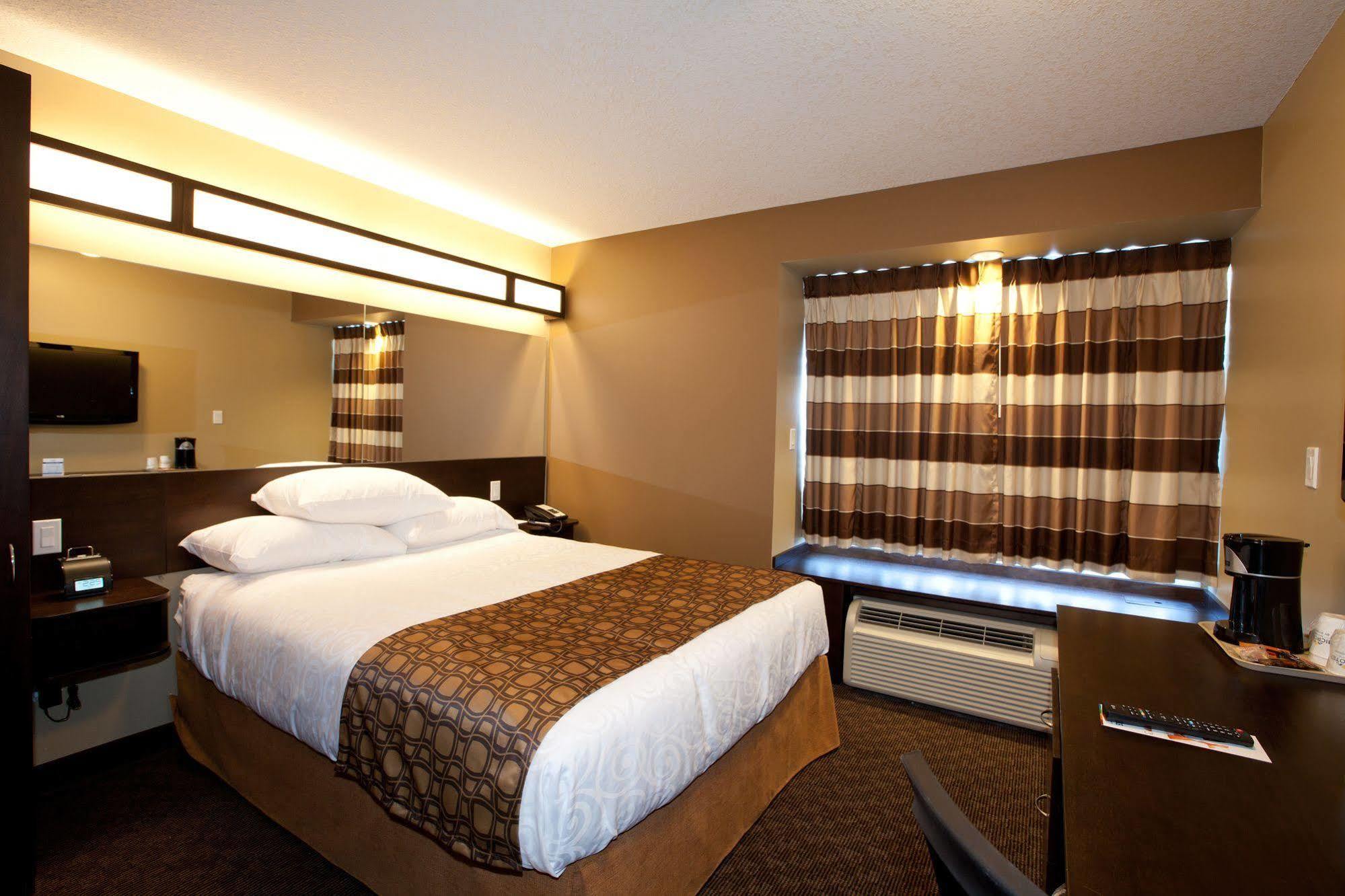 Microtel Inn And Suites By Wyndham Weyburn Экстерьер фото