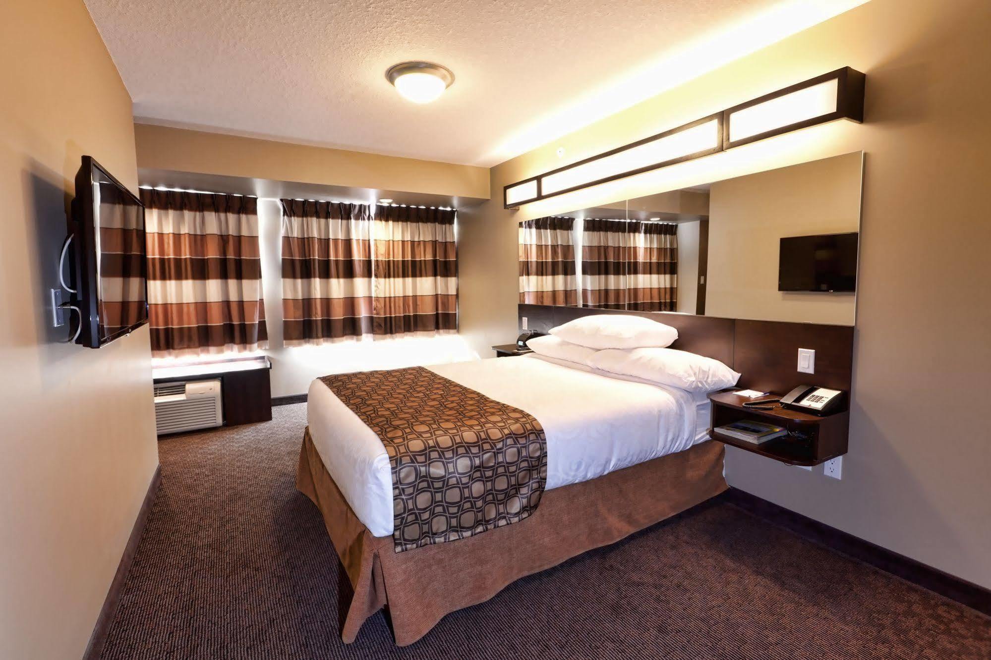 Microtel Inn And Suites By Wyndham Weyburn Экстерьер фото