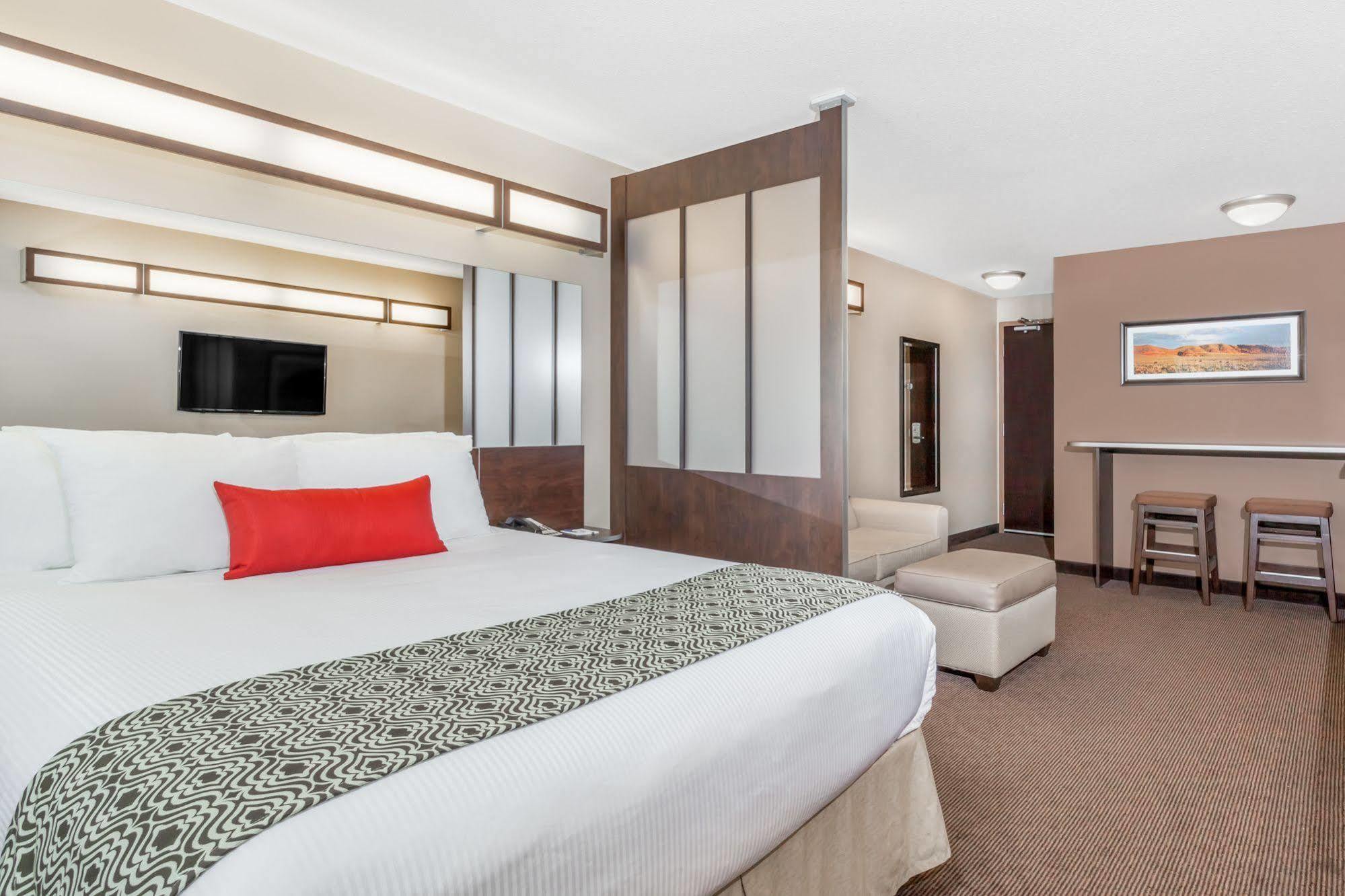 Microtel Inn And Suites By Wyndham Weyburn Экстерьер фото